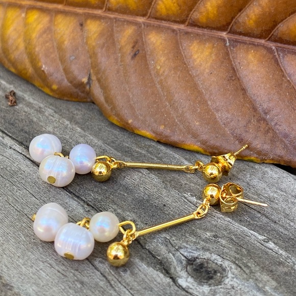 Natural Pearl earrings and gold hardware - Picture 3 of 3